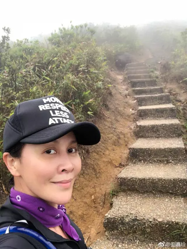 【不化妝也不修圖這麼自信!】劉嘉玲發了一張素顏照,網友卻發現她除了眉毛很淡之外,還沒有眼睫毛!