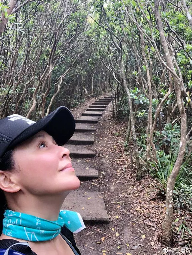 【不化妝也不修圖這麼自信!】劉嘉玲發了一張素顏照,網友卻發現她除了眉毛很淡之外,還沒有眼睫毛!