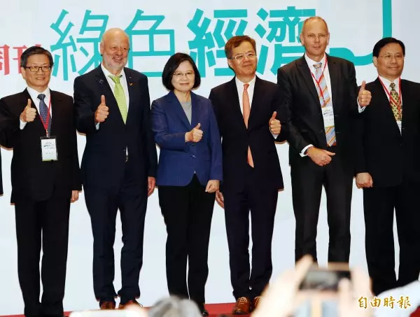 充氣溜滑梯意外塌陷! 馬英九一度受困: 嚇到了
