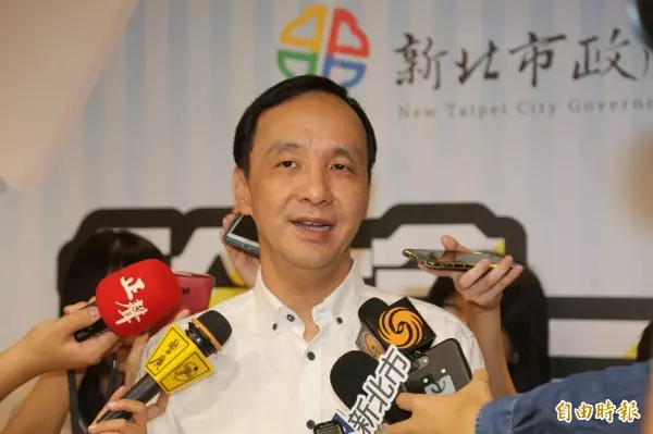 充氣溜滑梯意外塌陷! 馬英九一度受困: 嚇到了