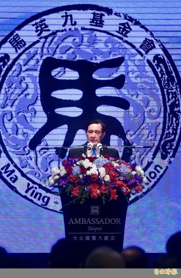 充氣溜滑梯意外塌陷! 馬英九一度受困: 嚇到了