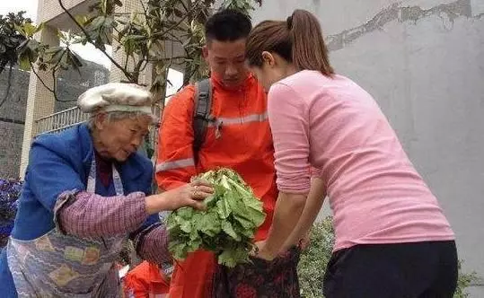 兒開飯店,看到送菜老人竟是去世8年母親,才知道母親去世的秘密