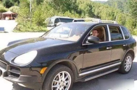 男子開豪車亂停還看不起清潔工老人,路過女子看到後說句話,讓他愣在當場痛哭失聲!