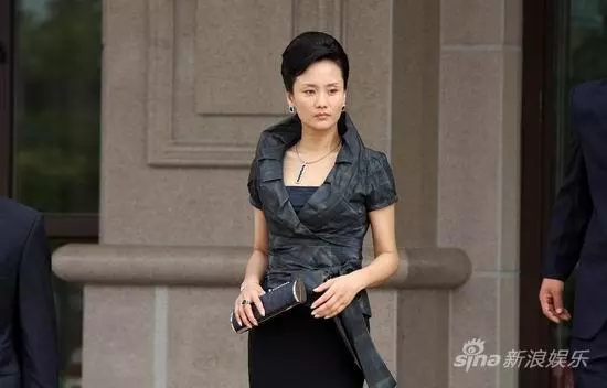 男子開豪車亂停還看不起清潔工老人,路過女子看到後說句話,讓他愣在當場痛哭失聲!