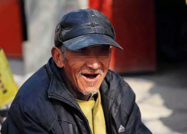 落魄小伙坐到路邊,父親給了對方一頓飯,小伙結婚時父親傻了