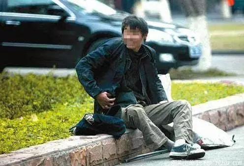 落魄小伙坐到路邊,父親給了對方一頓飯,小伙結婚時父親傻了