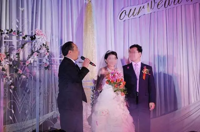 落魄小伙坐到路邊,父親給了對方一頓飯,小伙結婚時父親傻了
