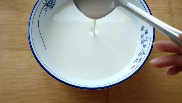 2個雞蛋，一碗面，手不沾面，10分鐘做早餐，這樣做筋道不破損