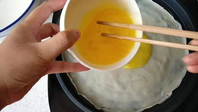 2個雞蛋，一碗面，手不沾面，10分鐘做早餐，這樣做筋道不破損