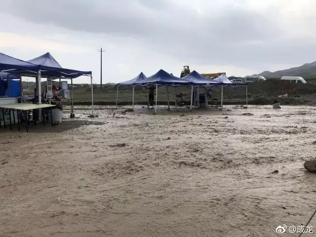 【驚險!】成龍外景地遭遇山洪,車輛被卷進泥石流,風光背後的危險,所有奮鬥的人都是義無反顧一往無前的~