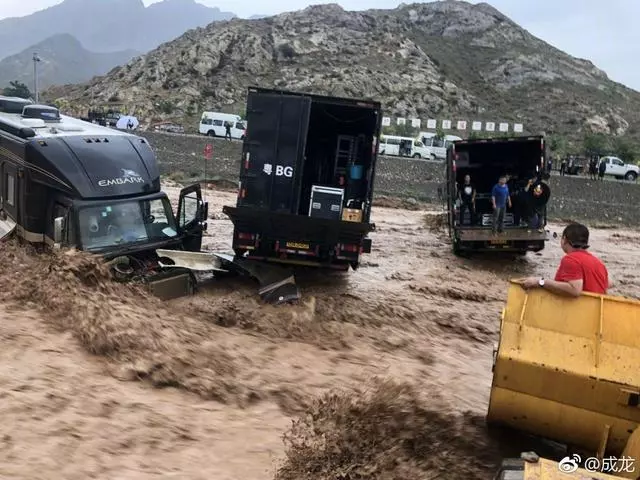 【驚險!】成龍外景地遭遇山洪,車輛被卷進泥石流,風光背後的危險,所有奮鬥的人都是義無反顧一往無前的~