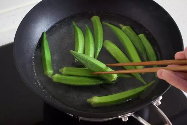 炒「秋葵」前,要不要先焯水?弄錯了這一步,難怪吃起來又苦又澀