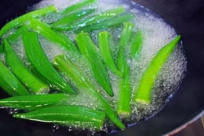 炒「秋葵」前,要不要先焯水?弄錯了這一步,難怪吃起來又苦又澀