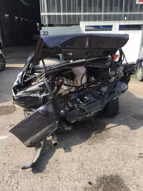 一名華裔司機疑醉駕,在大道收費站處猛撞一輛轎車,導致一名2歲男童斃命,司機在交出身份證及駕照給男童親人拍照後,竟離開現場