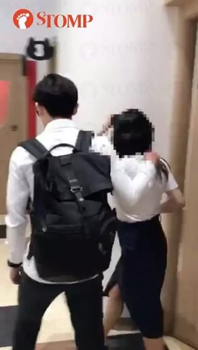 卡拉OK開房胡搞被逮 擋門求先讓她穿好衣