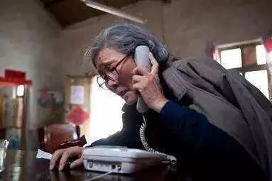 母親救一小乞丐,回家後小乞丐卻把母親養老錢搶走,實情令人感動