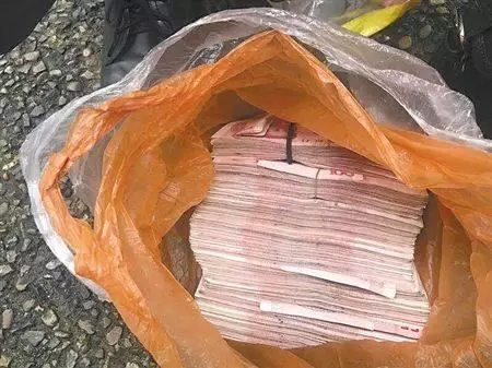 母親救一小乞丐,回家後小乞丐卻把母親養老錢搶走,實情令人感動