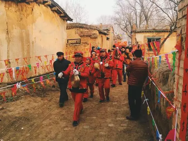 父親剛去世母親就改嫁,老人說出秘密,兒女跪在地上:我的傻媽媽