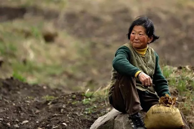 父親剛去世母親就改嫁,老人說出秘密,兒女跪在地上:我的傻媽媽