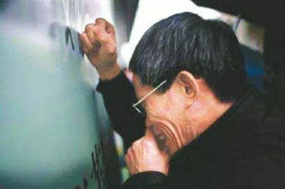 父親去世後,母親每天夜裡0點出門,兒子跟蹤後發現了其中的秘密