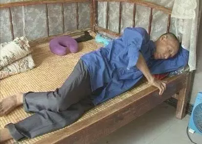 父親遺產被老大老三搶走,老二只得到一本子,沒想到竟成千萬富翁