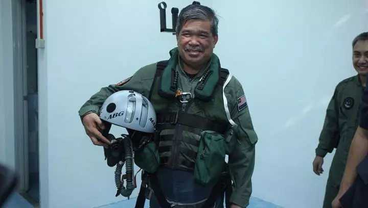 【神回復!】納吉嘲諷國防部長像「小丑」!Mat Sabu:『就算只會煮咖喱也比偷錢好』!