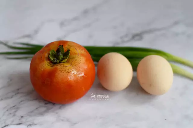 西紅柿炒雞蛋沒有飯店做的好吃?這一步做錯了,怪不得沒汁還難吃!