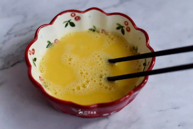 西紅柿炒雞蛋沒有飯店做的好吃?這一步做錯了,怪不得沒汁還難吃!