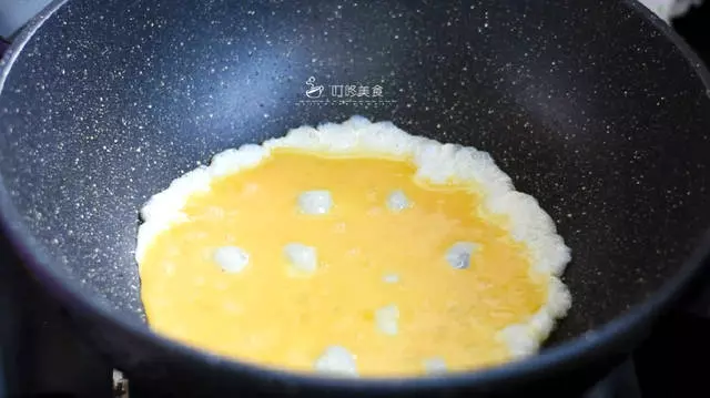 西紅柿炒雞蛋沒有飯店做的好吃?這一步做錯了,怪不得沒汁還難吃!
