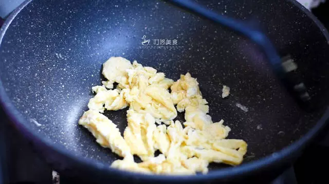 西紅柿炒雞蛋沒有飯店做的好吃?這一步做錯了,怪不得沒汁還難吃!