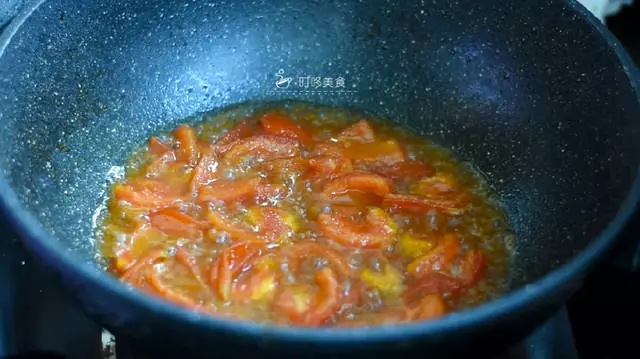 西紅柿炒雞蛋沒有飯店做的好吃?這一步做錯了,怪不得沒汁還難吃!