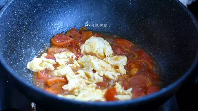 西紅柿炒雞蛋沒有飯店做的好吃?這一步做錯了,怪不得沒汁還難吃!