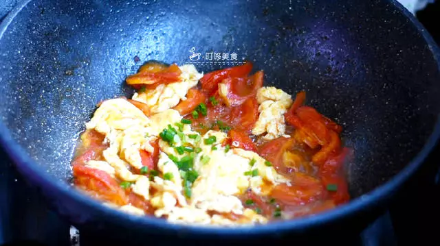 西紅柿炒雞蛋沒有飯店做的好吃?這一步做錯了,怪不得沒汁還難吃!