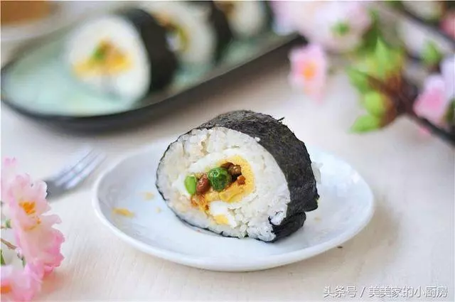 剩下一小碗飯,做炒飯嫌少,加米再煮嫌口感不好,趁熱,來個卷吧,飯後小朋友都還能全部吃完。