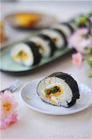 剩下一小碗飯,做炒飯嫌少,加米再煮嫌口感不好,趁熱,來個卷吧,飯後小朋友都還能全部吃完。