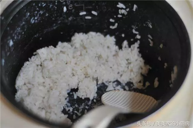 剩下一小碗飯,做炒飯嫌少,加米再煮嫌口感不好,趁熱,來個卷吧,飯後小朋友都還能全部吃完。