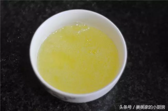 剩下一小碗飯,做炒飯嫌少,加米再煮嫌口感不好,趁熱,來個卷吧,飯後小朋友都還能全部吃完。