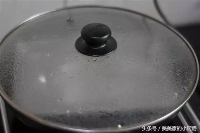 剩下一小碗飯,做炒飯嫌少,加米再煮嫌口感不好,趁熱,來個卷吧,飯後小朋友都還能全部吃完。