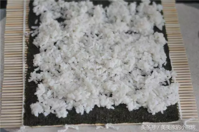 剩下一小碗飯,做炒飯嫌少,加米再煮嫌口感不好,趁熱,來個卷吧,飯後小朋友都還能全部吃完。