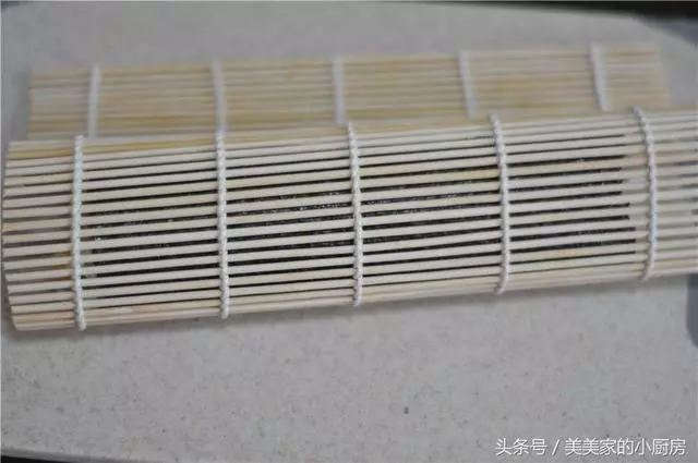 剩下一小碗飯,做炒飯嫌少,加米再煮嫌口感不好,趁熱,來個卷吧,飯後小朋友都還能全部吃完。