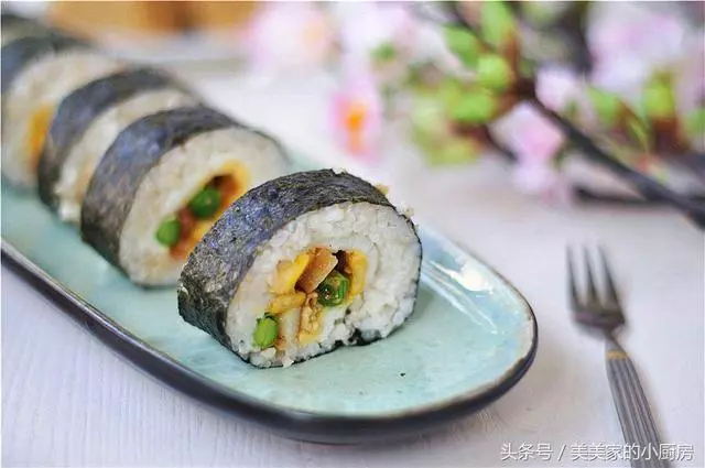 剩下一小碗飯,做炒飯嫌少,加米再煮嫌口感不好,趁熱,來個卷吧,飯後小朋友都還能全部吃完。