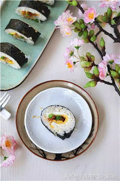 剩下一小碗飯,做炒飯嫌少,加米再煮嫌口感不好,趁熱,來個卷吧,飯後小朋友都還能全部吃完。