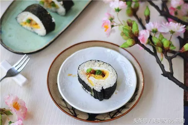 剩下一小碗飯,做炒飯嫌少,加米再煮嫌口感不好,趁熱,來個卷吧,飯後小朋友都還能全部吃完。