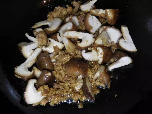 很簡單的一道菜,食材簡單,可它比葷菜解饞,來一盤飯都不夠吃
