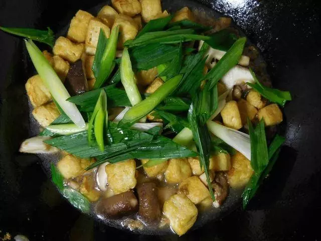 很簡單的一道菜,食材簡單,可它比葷菜解饞,來一盤飯都不夠吃