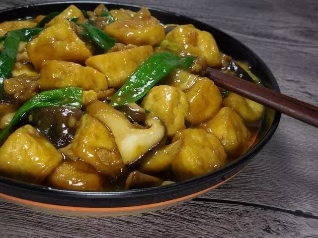 很簡單的一道菜,食材簡單,可它比葷菜解饞,來一盤飯都不夠吃