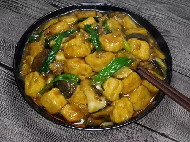 很簡單的一道菜,食材簡單,可它比葷菜解饞,來一盤飯都不夠吃