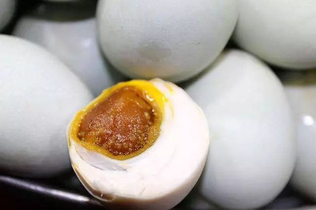阿嬤30年的醃咸鴨蛋秘方,關鍵就是這2歩,做一罐吃10天,4步就做好,香的流油