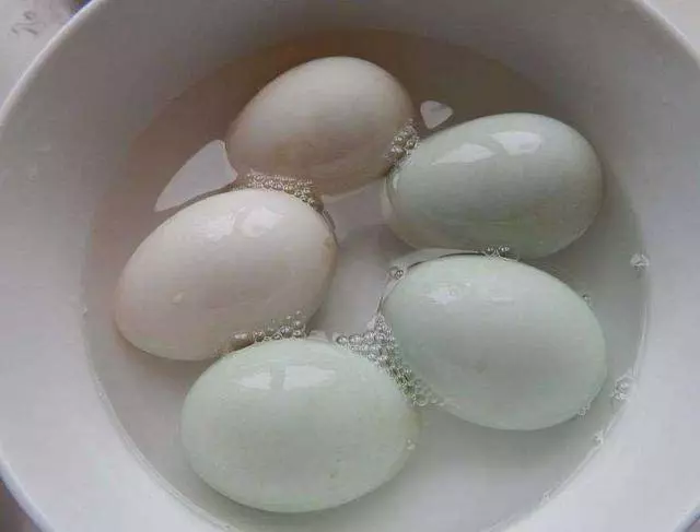 阿嬤30年的醃咸鴨蛋秘方,關鍵就是這2歩,做一罐吃10天,4步就做好,香的流油