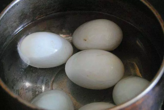 阿嬤30年的醃咸鴨蛋秘方,關鍵就是這2歩,做一罐吃10天,4步就做好,香的流油
